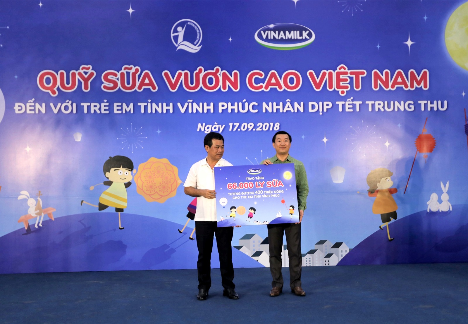 Quỹ[-]sữa[-]Vươn[-]cao[-]VN[-]và[-]Vinamilk[-]đem[-]niềm[-]vui[-]trung[-]thu[-]đến[-]cho[-]trẻ[-]em[-]tỉnh[-]Vĩnh[-]Phúc